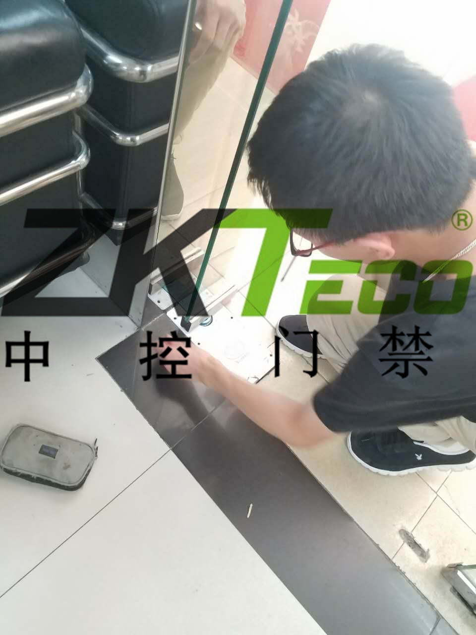 中控門禁公司在越秀區(qū)更換玻璃門彈簧，調(diào)維修玻璃門